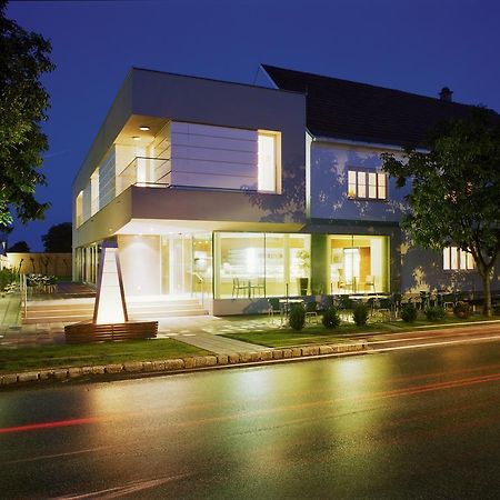 Hotel & Konditorei May Neufeld an der Leitha Ngoại thất bức ảnh