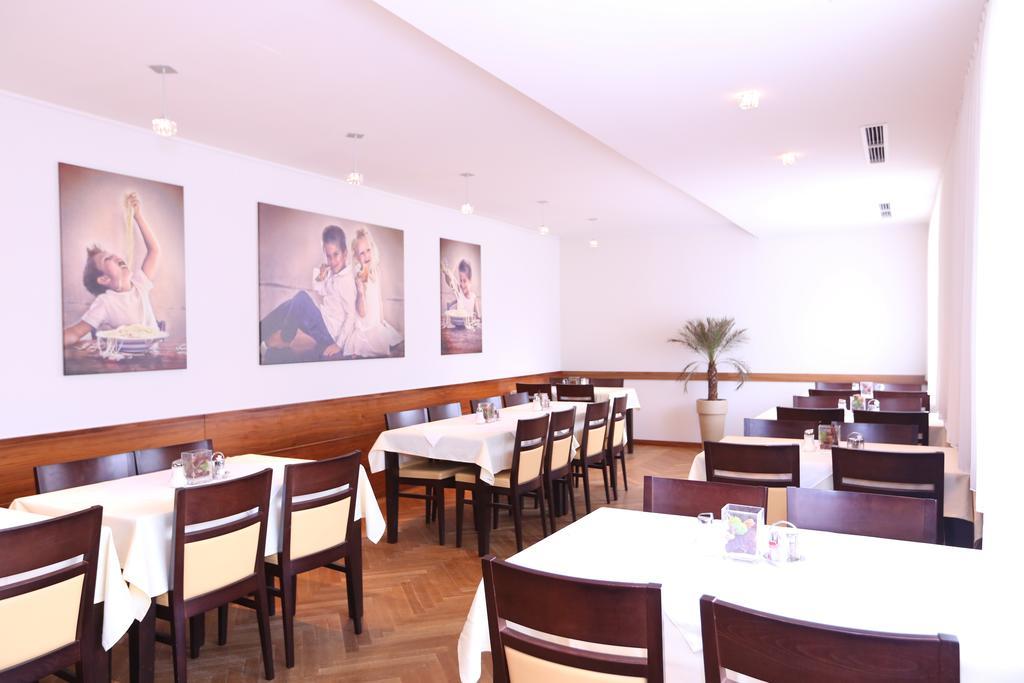 Hotel & Konditorei May Neufeld an der Leitha Ngoại thất bức ảnh