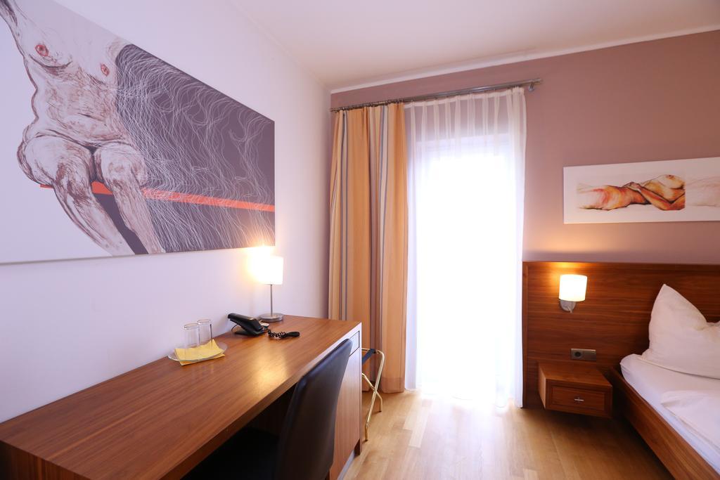Hotel & Konditorei May Neufeld an der Leitha Phòng bức ảnh