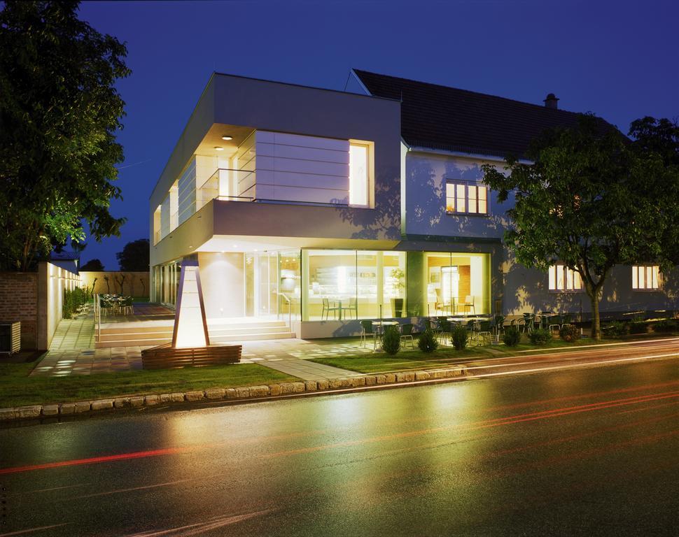 Hotel & Konditorei May Neufeld an der Leitha Ngoại thất bức ảnh